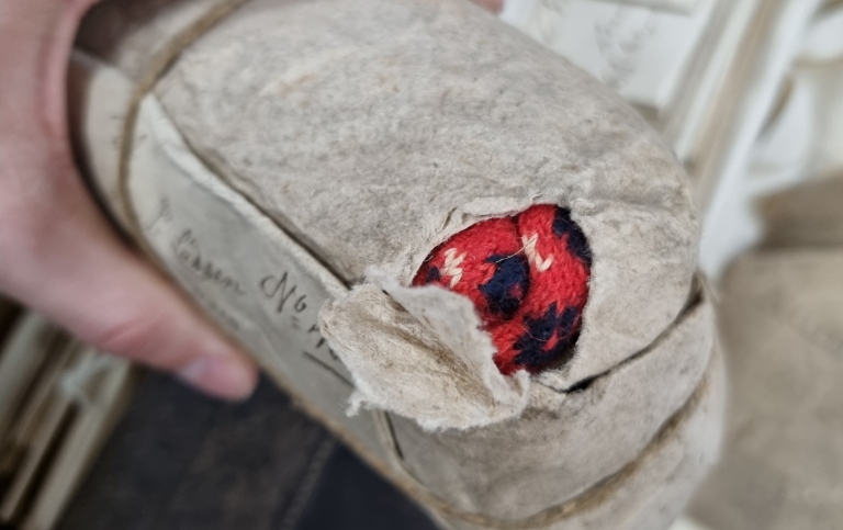 Paket med titthål avslöjar något stcikat i rött, svart och vitt.